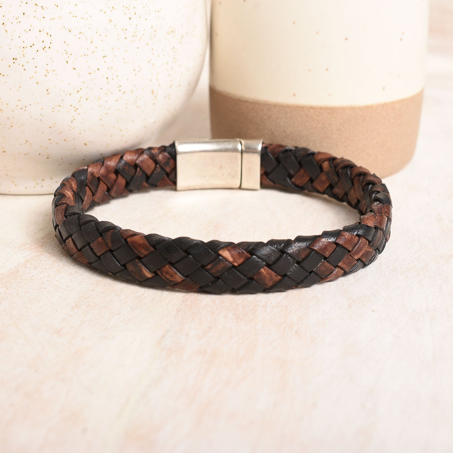 Easy to wear leather bracelet for men and teenagers
