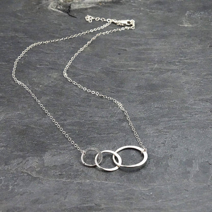 Interlocking Circle Necklace in Silver