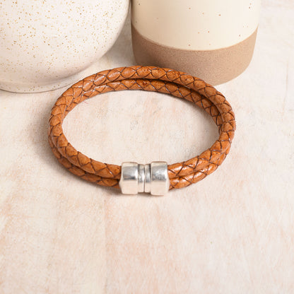 Tobacco colored leather bracelet with chic magnetic metal clasp