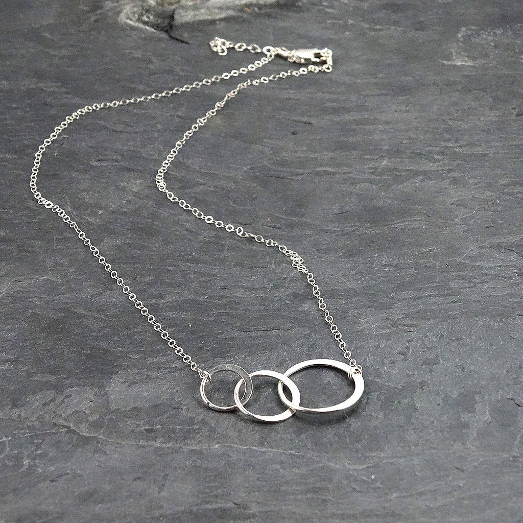 Interlocking Circle Necklace in Silver